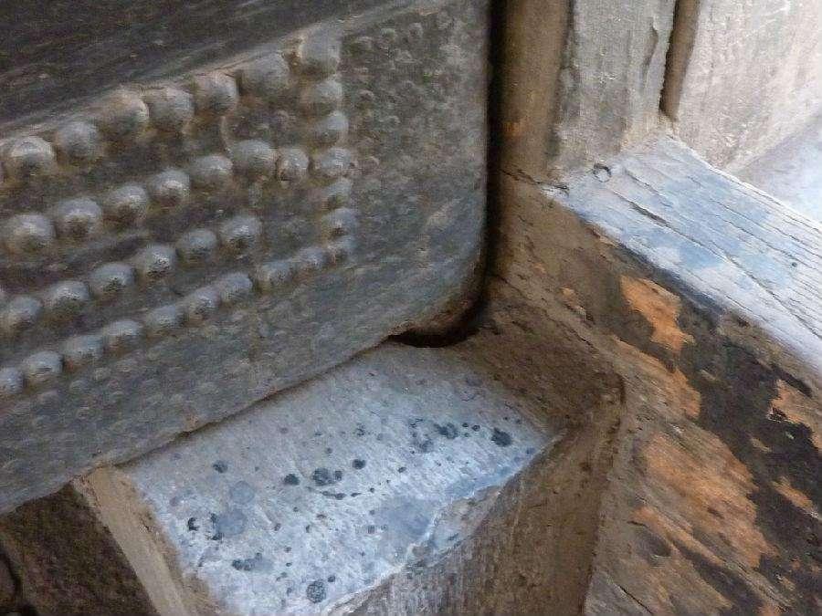 我们都知道,古代没有合页,门基本是这个样子.