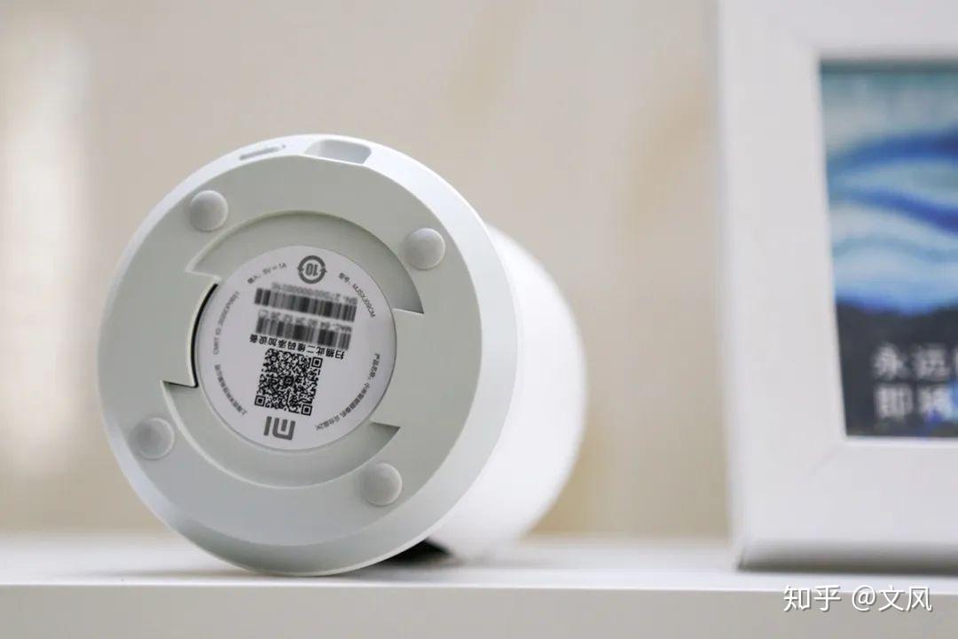 插入电源,用米家app扫描底部的二维码绑定(仅支持2.