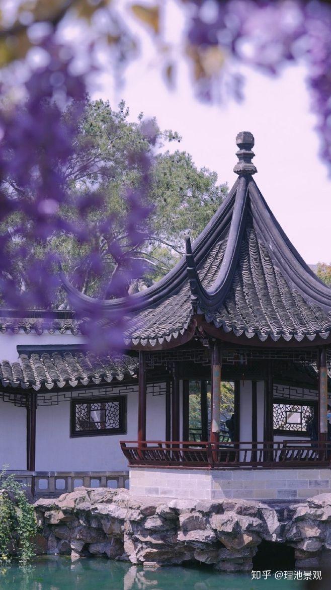且似"半"非半,顶上的戗角,本为两,实为四,亭前翘角高扬飘逸,亭后云墙