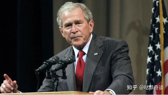今天就和大家聊聊这位美国历史上最不讨喜的总统——乔治·沃克·布什