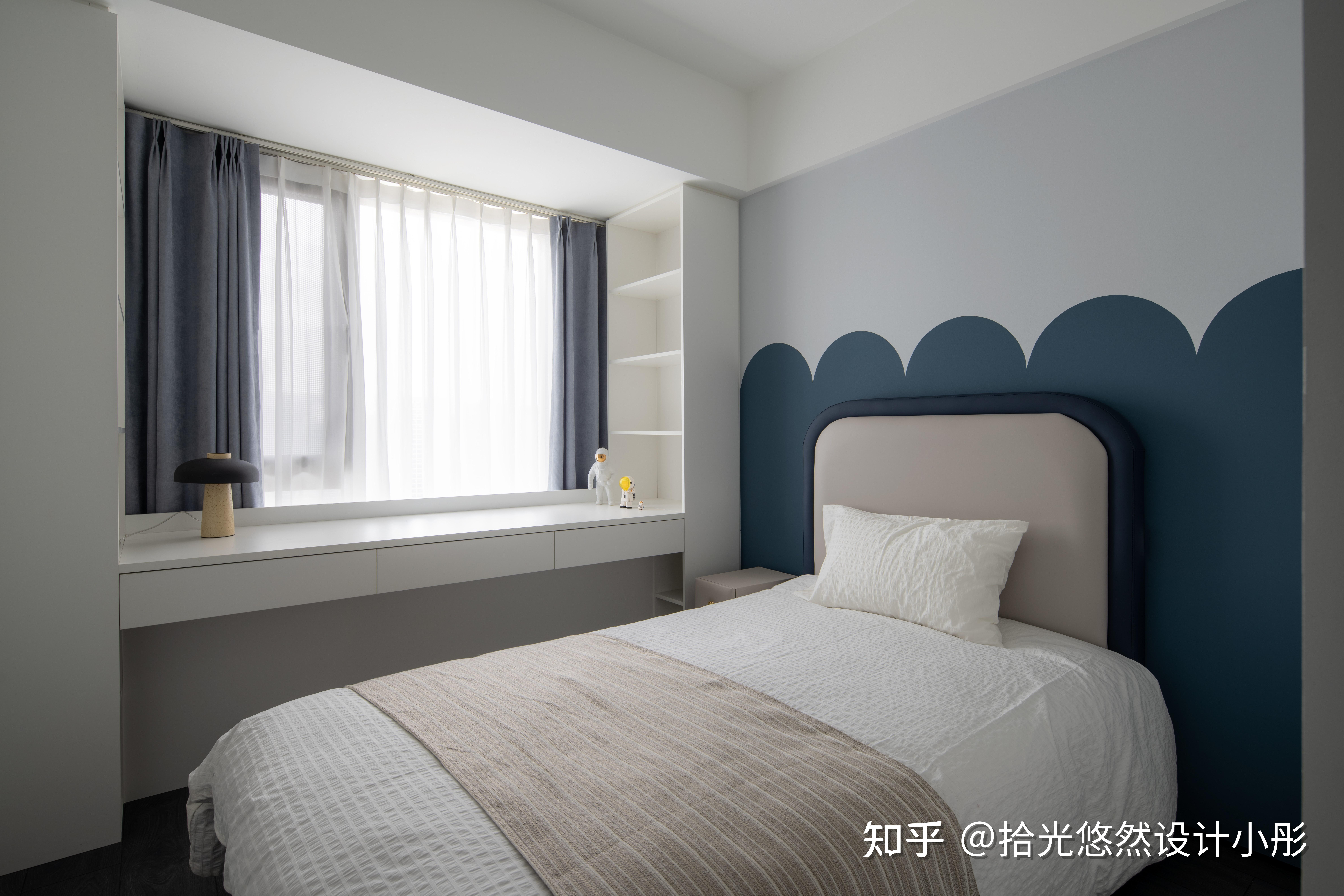 儿童房并未做复杂造型或装饰,在靠窗处做了书桌 书柜,满足小朋友学习