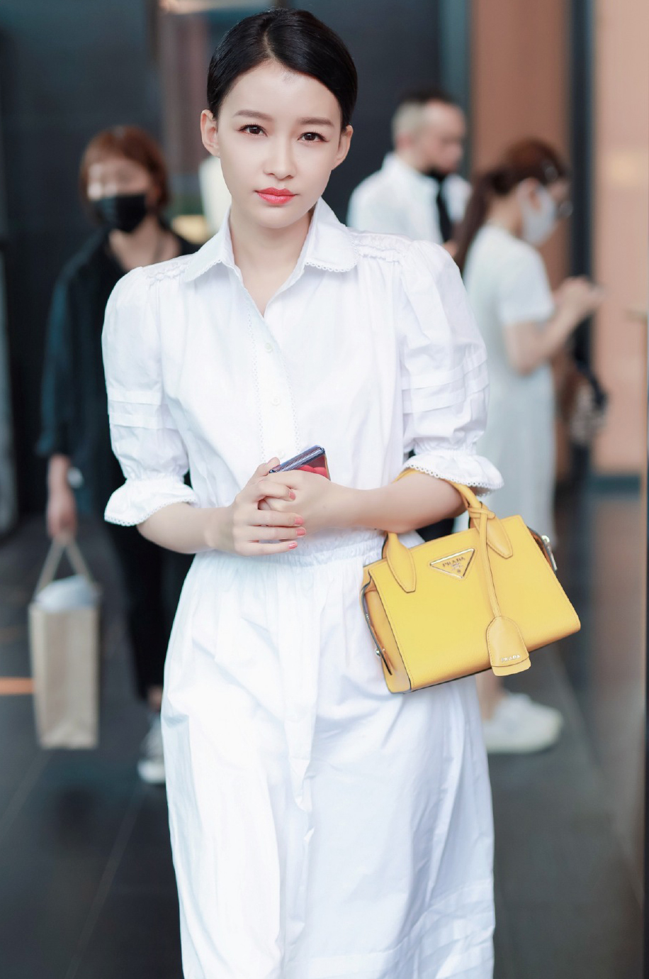 孙怡还真是"小仙女",穿白色衬衫裙配出镜,配休闲鞋美成校花了