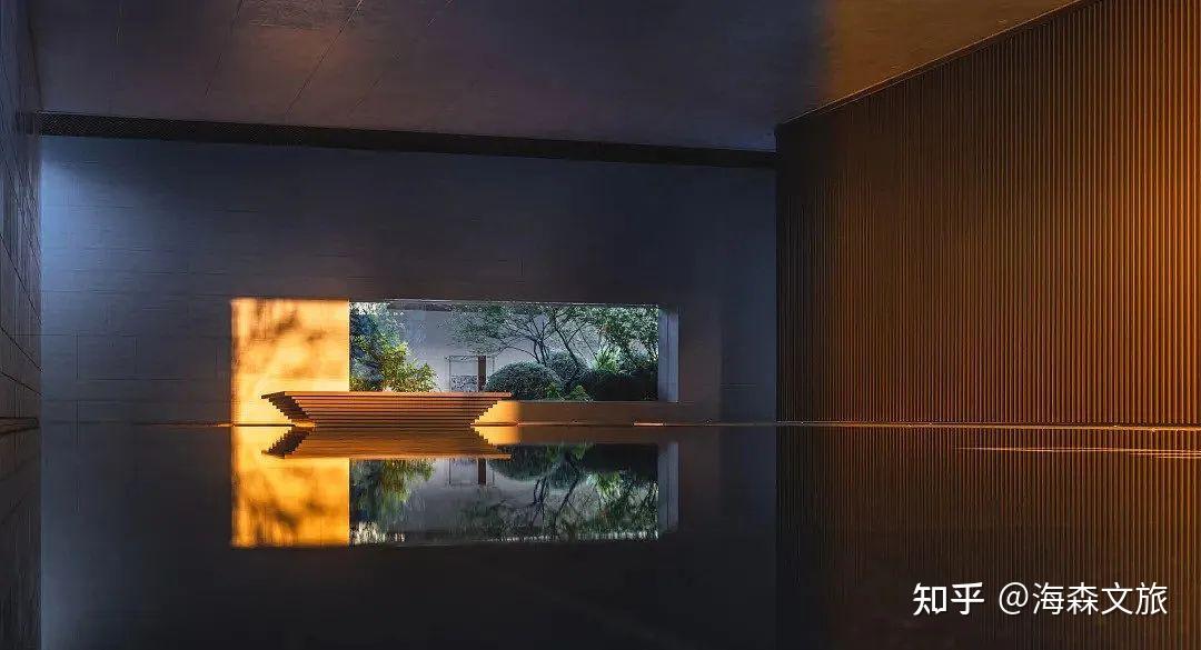 相较于日式禅意空间在空间营造中力求用料纯粹,运用枯石白沙象征自然