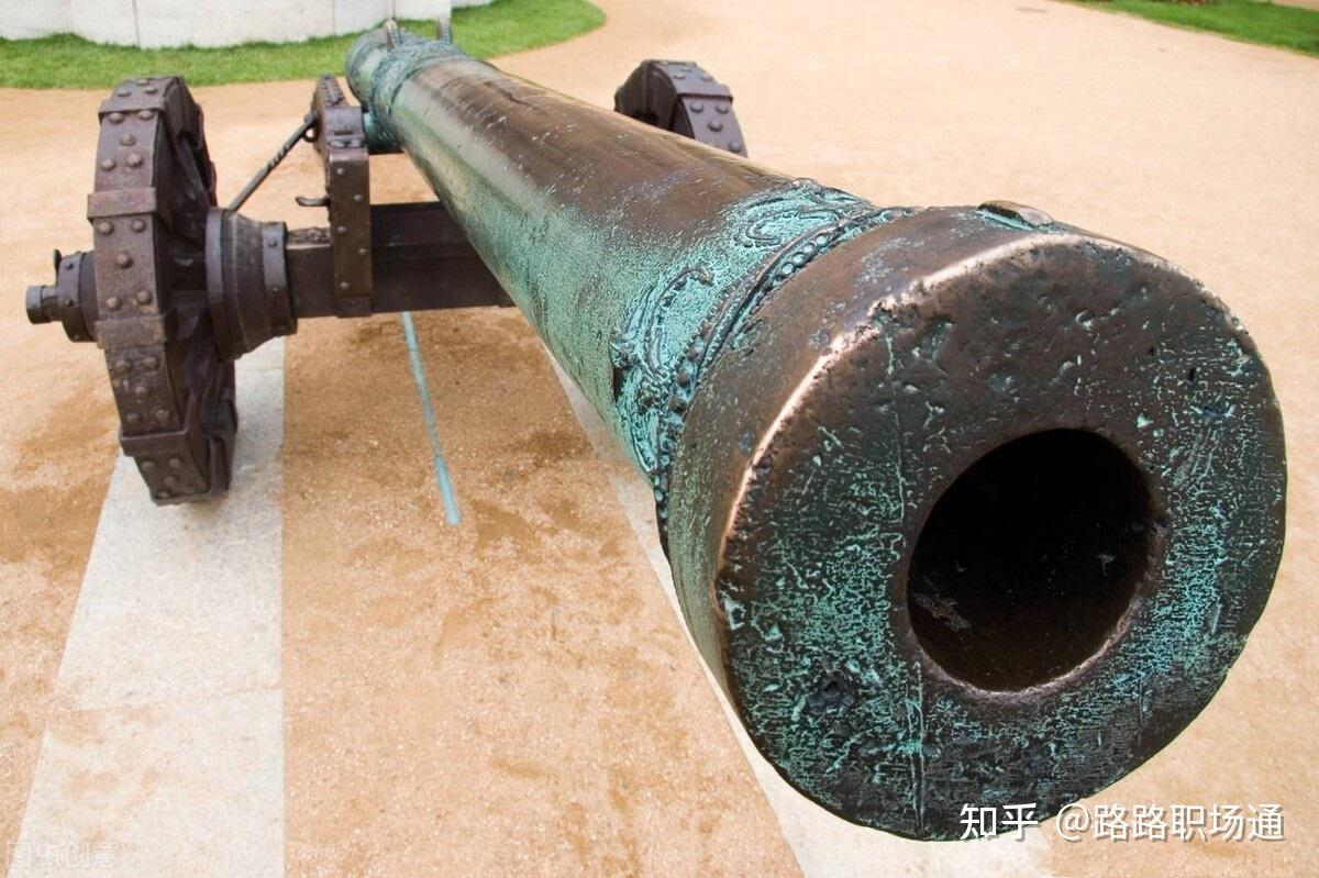 要取50000两现银,胡雪岩便使出青帮暗号:三只并拢,大拇指翘起