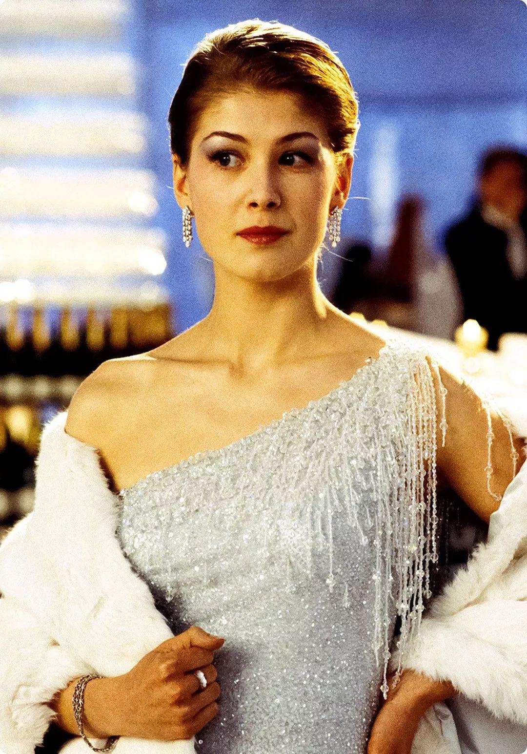 007系列中的邦女郎图片
