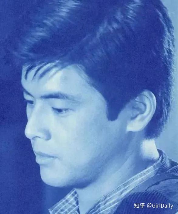 受摇滚乐大师兼好朋友忌野清志郎的影响,三浦友和在高中开始接触并喜欢