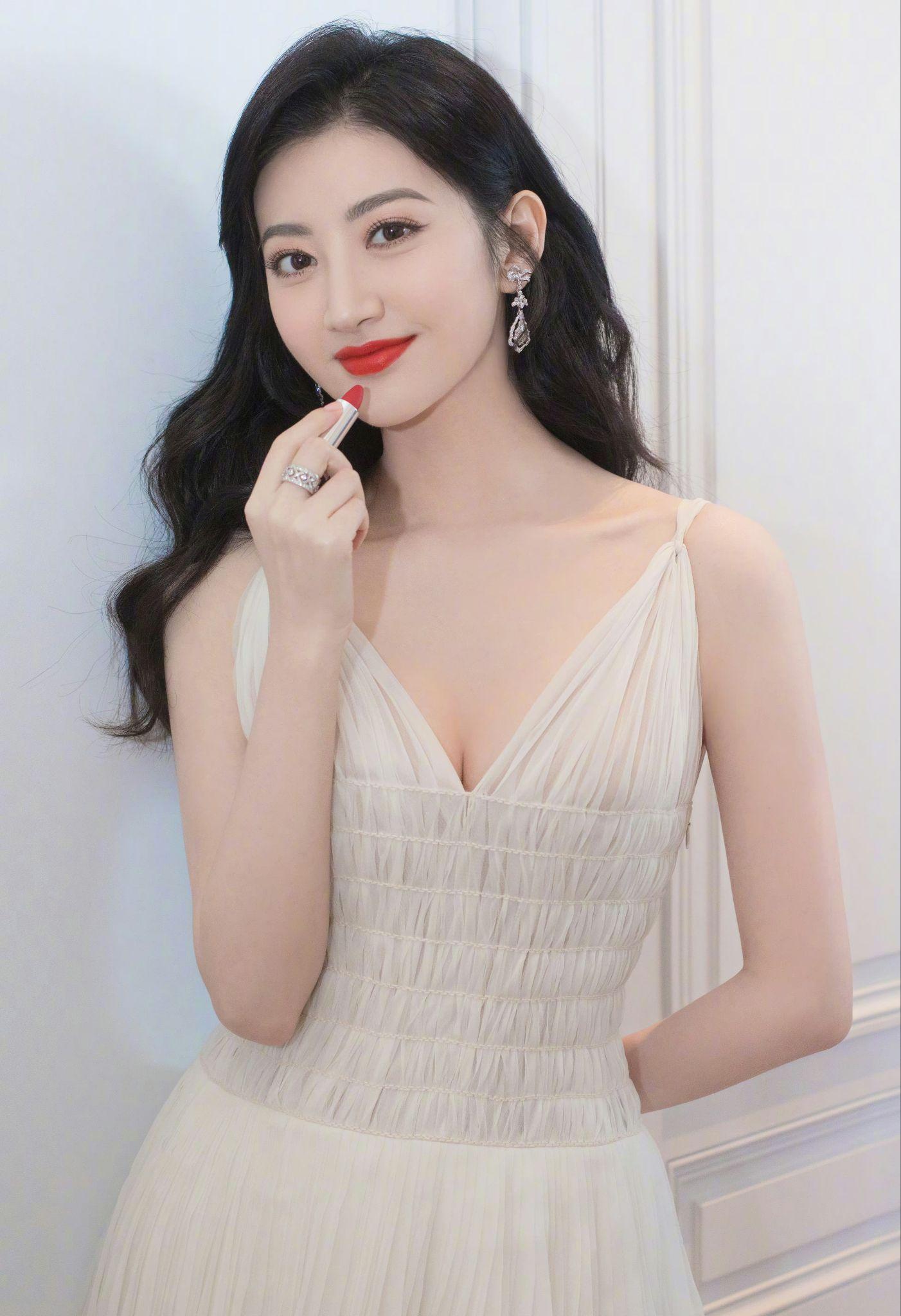 景甜代表作品有:特殊身份,警察故事2013,长城,大唐荣耀,班淑传奇,我的