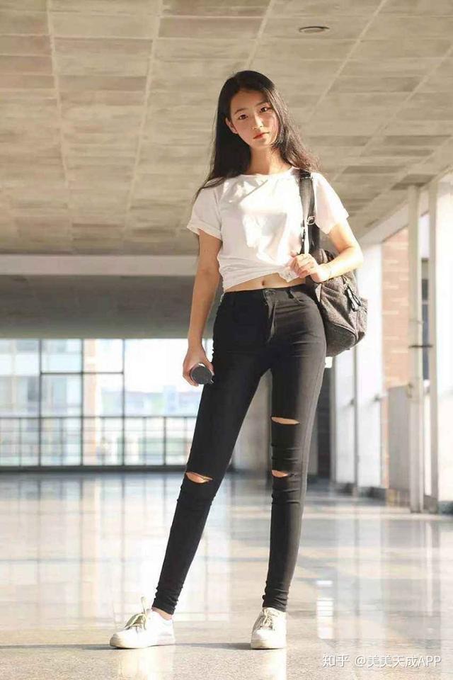 白t 阔腿裤夏天害怕太阳晒黑腿的你一定要试试阔腿裤一件简单的白t