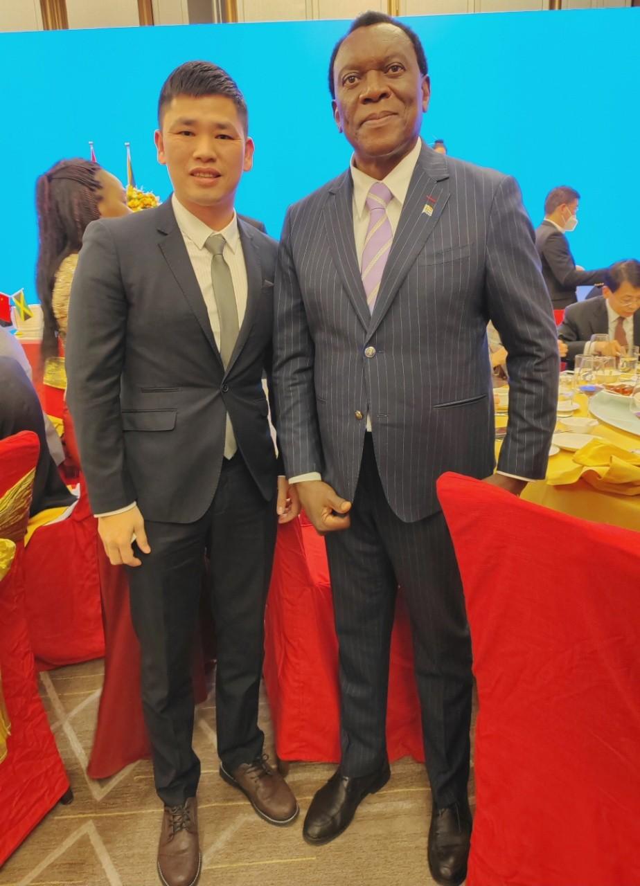 薛锦山与南非驻华大使siyabonga cwele阁下亲切交流合影