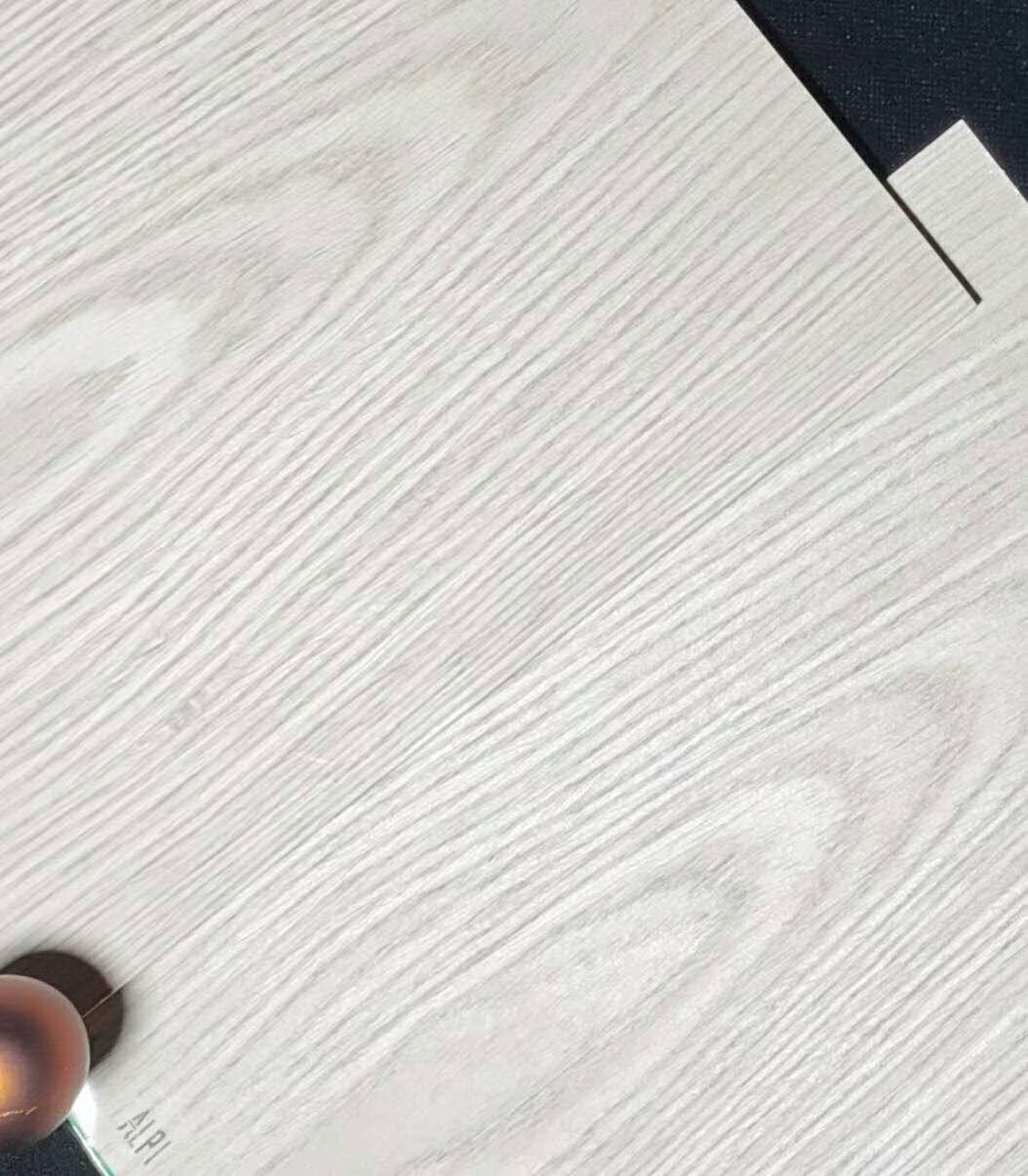 alpⅠxilo系列的white色系木皮一幅岁月静好的模样配上小开放肤感漆面