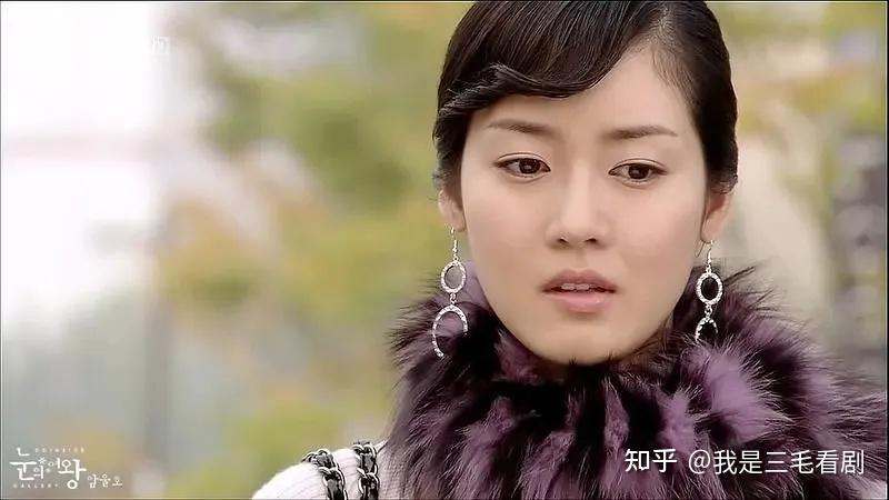 其主演电视剧《我叫金三顺》《秘密花园》《爱的迫降》引发收视狂潮