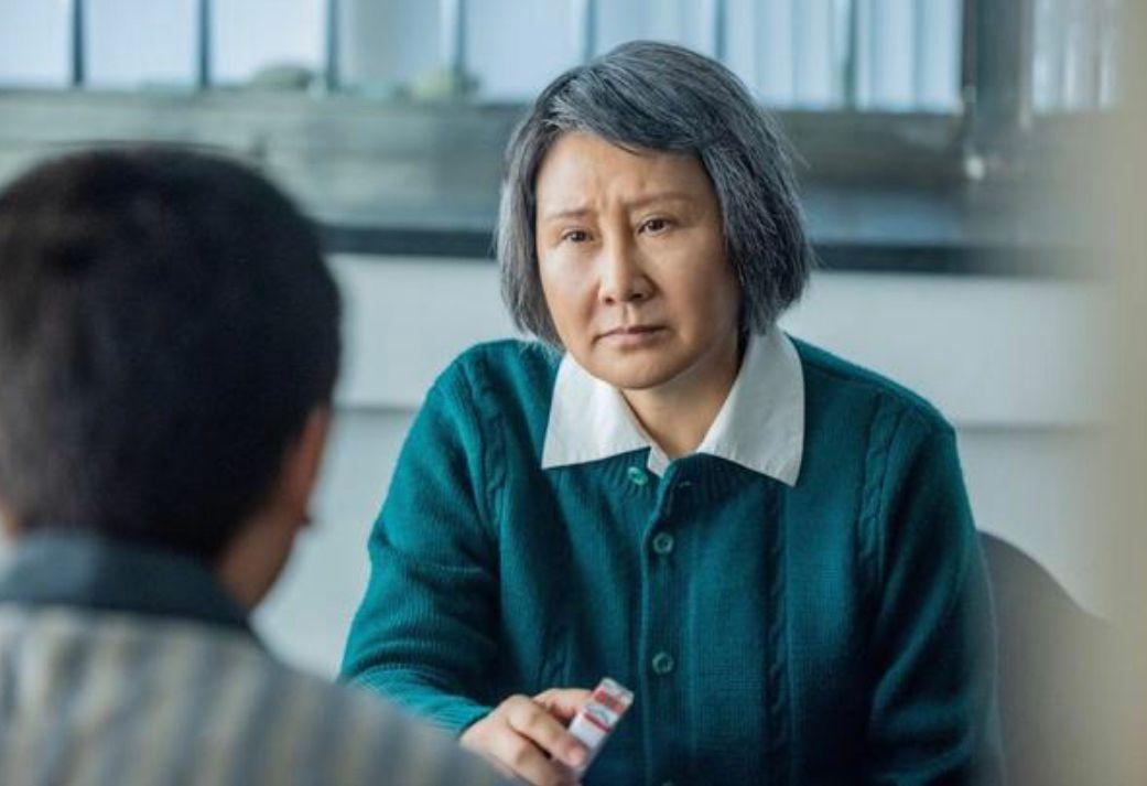 张凯丽终于服老了新剧头发花白穿奶奶衫演老人不扮嫩反而耐看