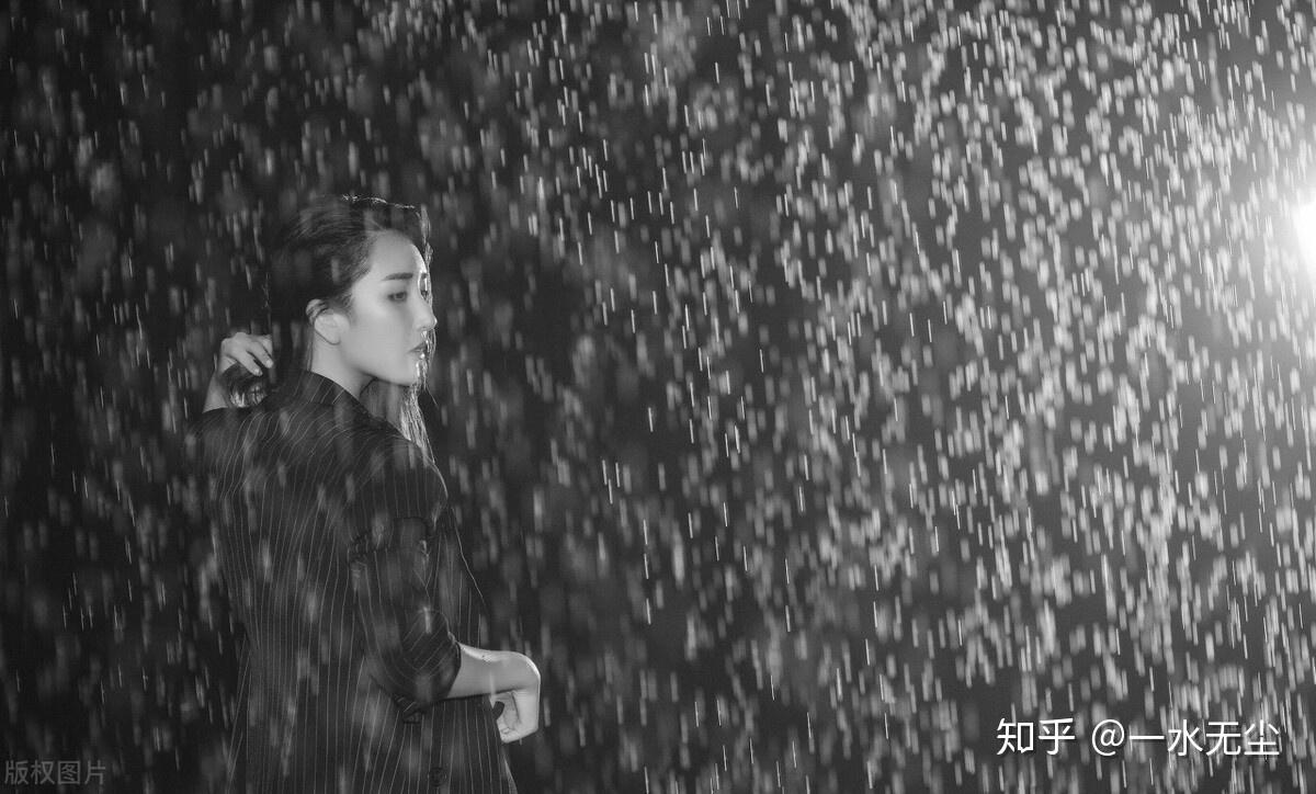 最伤感的下雨天是和你一起躲过雨的屋檐