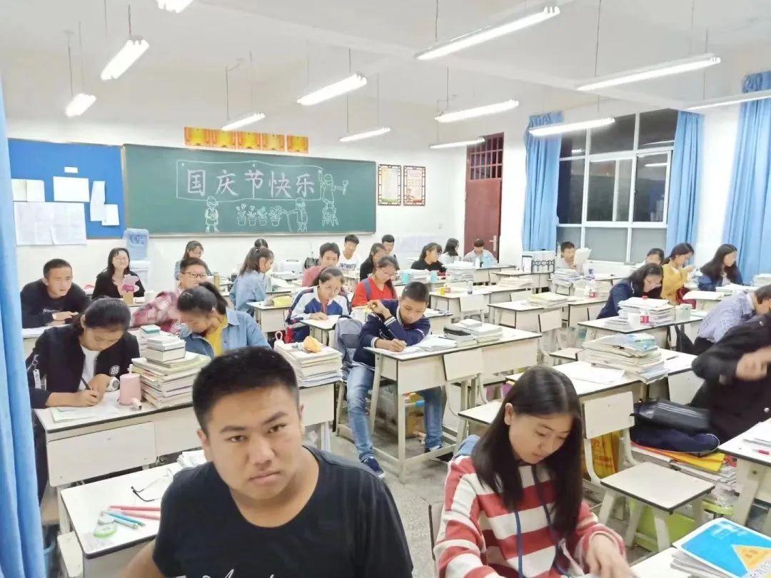 陈振(右四)今年十月,云南省石屏县第一中学迎来了100周年校庆,众多