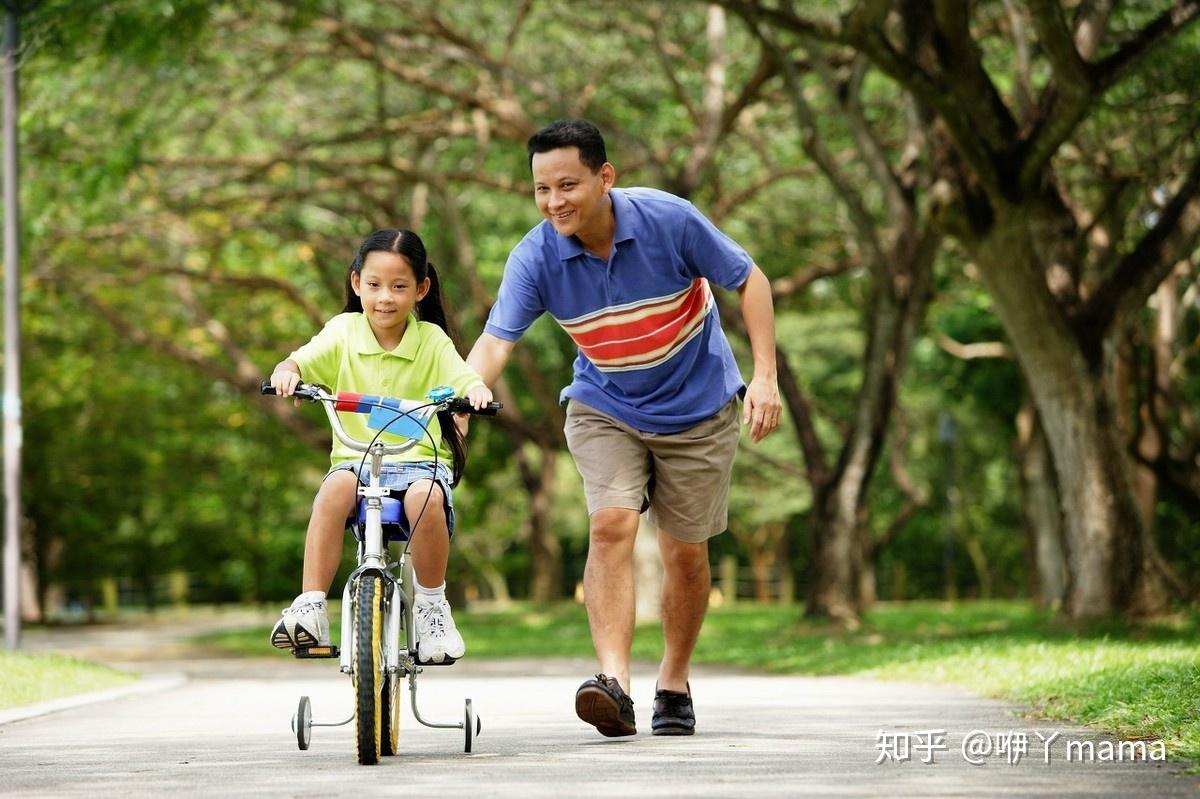 父母在陪伴孩子成长时,要通过和孩子一起运动,游戏,旅游,竞赛,棋牌等