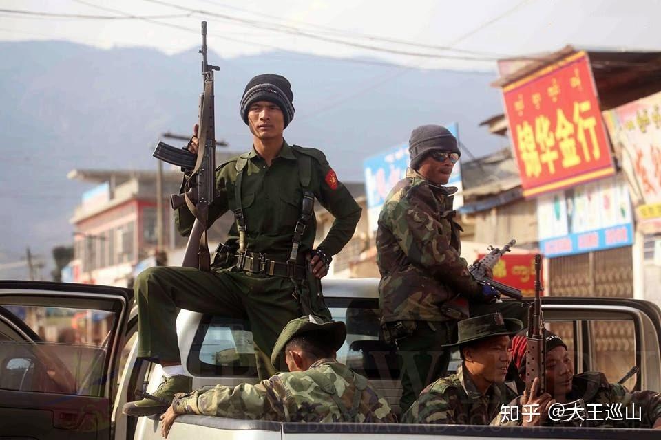 缅军在果敢乡间的亲善摆拍