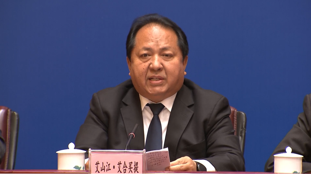 艾山江61艾合买提在回答记者提问时表示,国家公路网规划对于解决