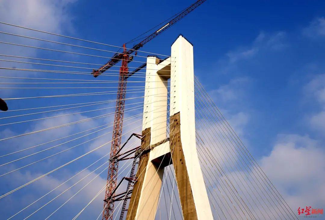 韩滩双岛大桥为成都市在建的跨度最大,主塔最高,钢箱梁最重的双塔双索