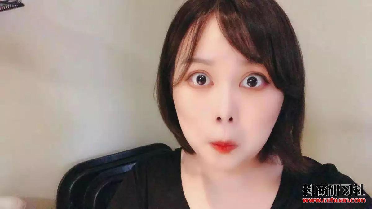 专业广播主持人出身,爆笑金句不断,面部表情丰富.从演播室走到