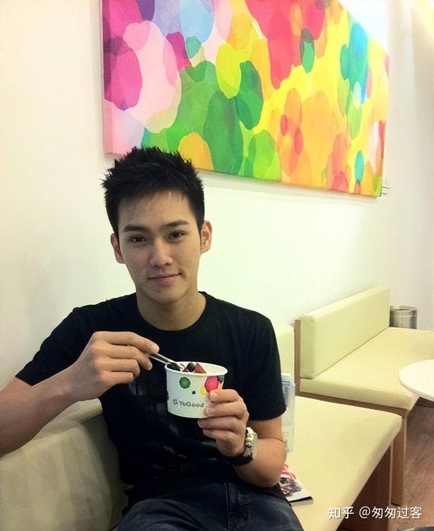 赵雅芝的3个儿子长子47岁次子44岁小儿子37岁个个让她骄傲