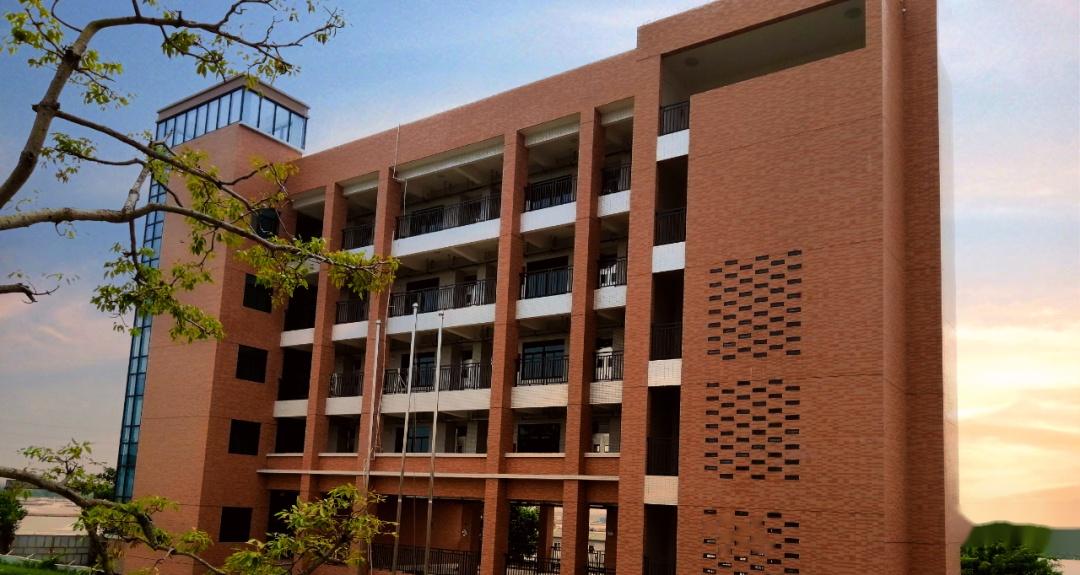 西湖学校位于斗门区腾逸路南侧,腾达一路东侧,占地面积 54761.