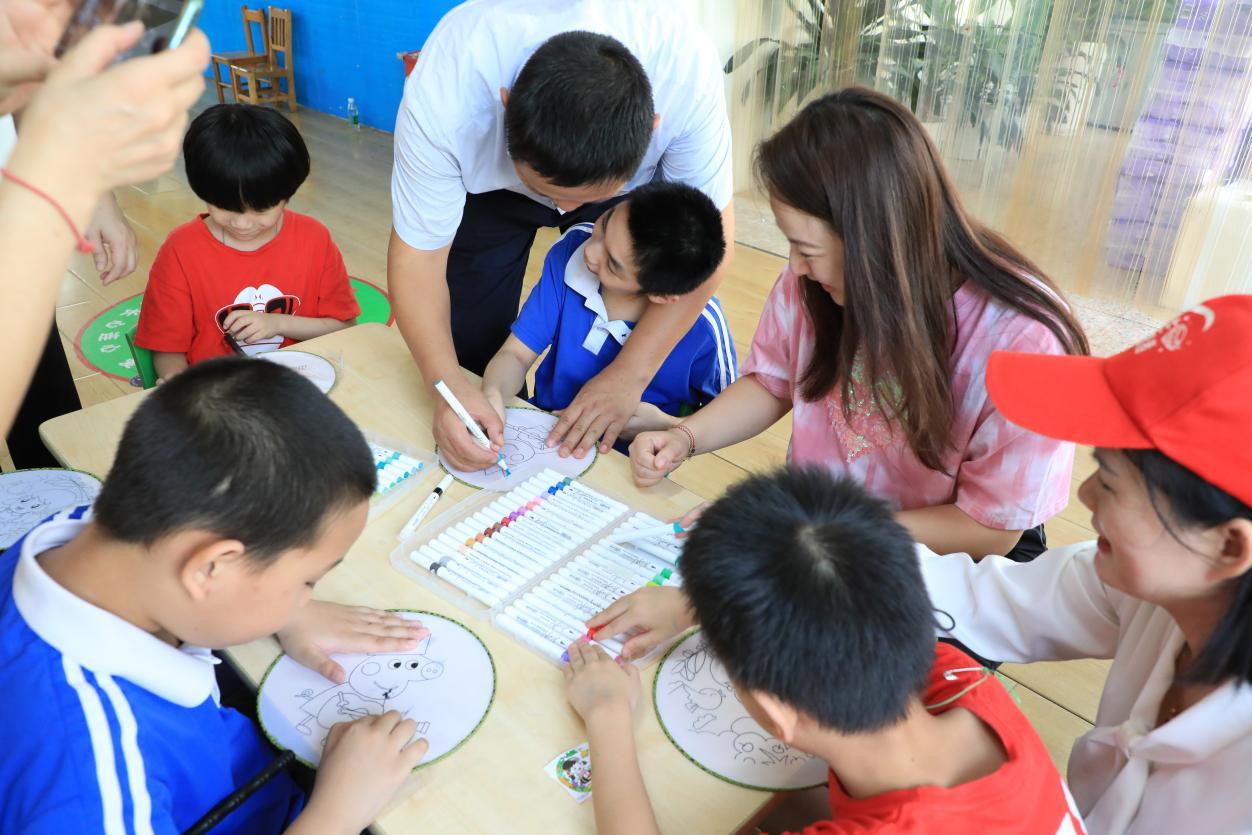 天天康复中心的孩子们送去中秋礼品,学习用具,下午茶以及听筒训练仪等