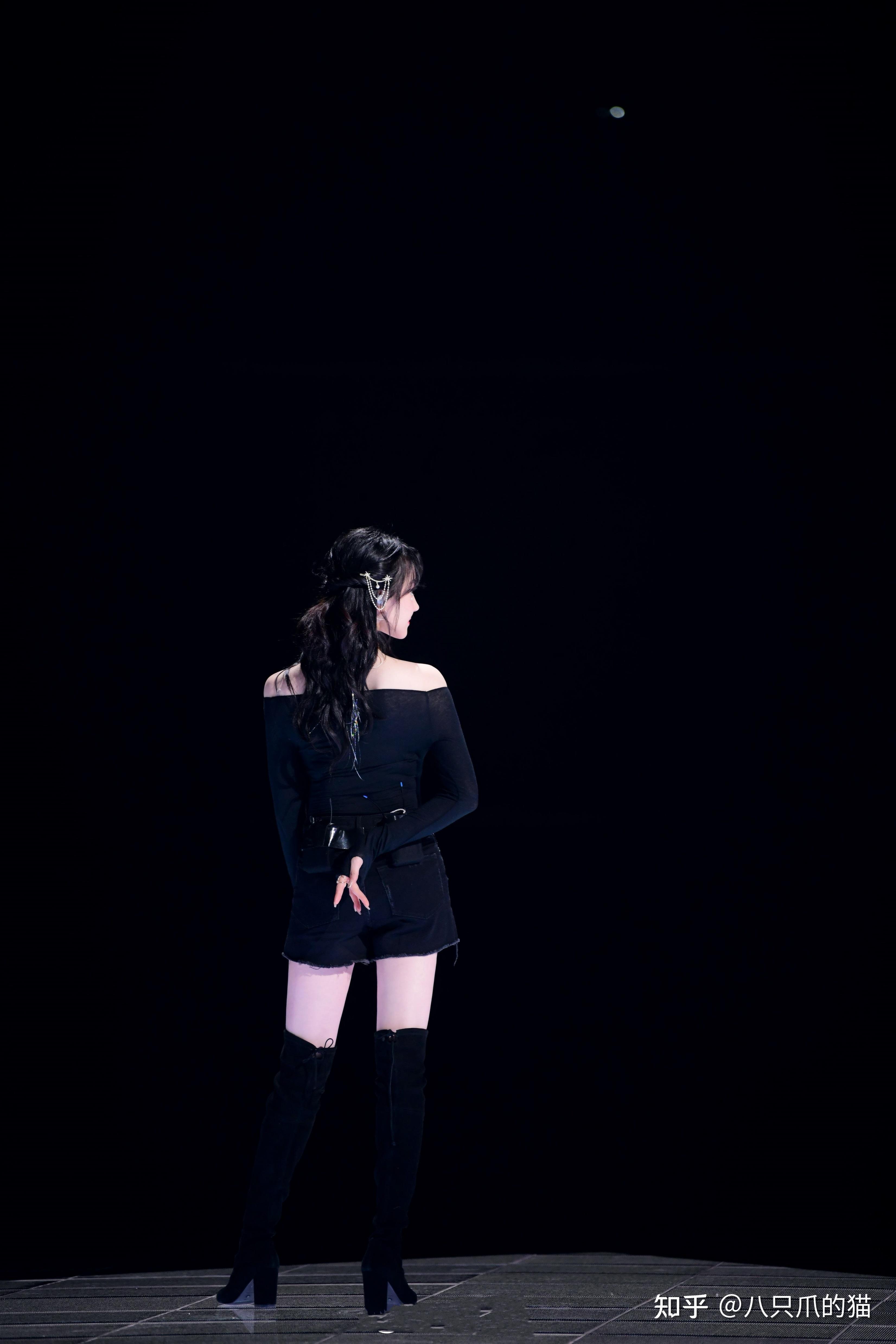 陈小纭惊艳姐姐初舞台超短裤长筒靴打扮挺有女团风能站c位吗