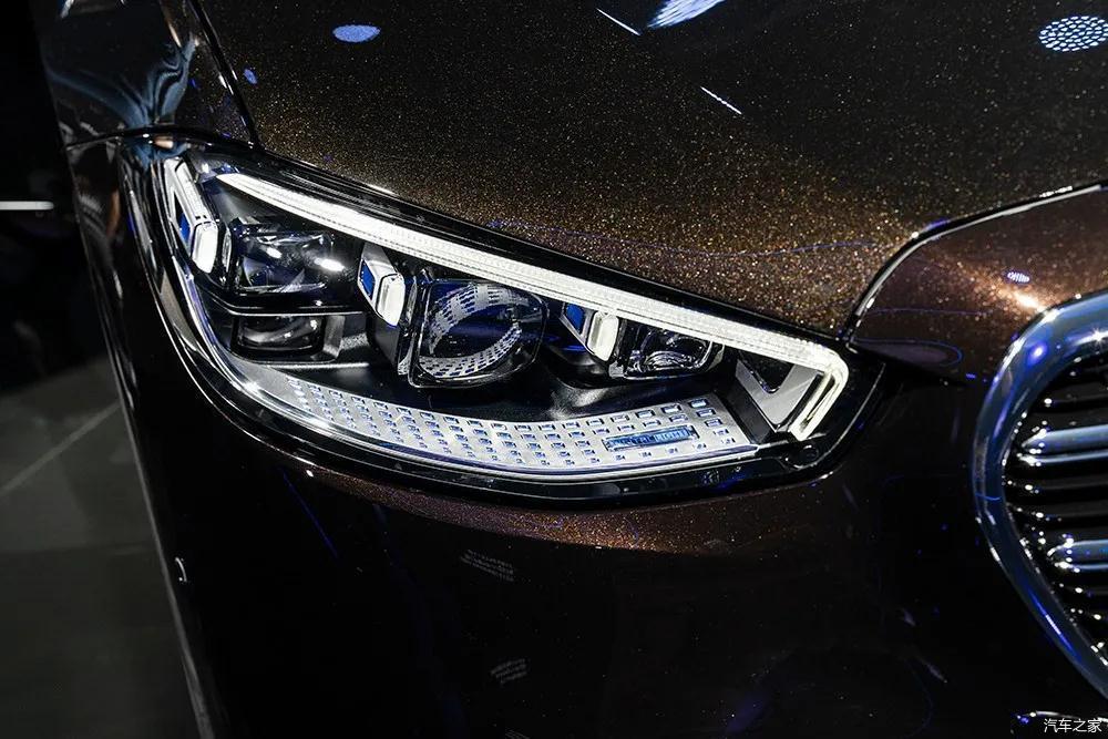 其中盾型前进气格栅内部采用了三幅元素,大灯组则为类似"鲨鱼眼"的