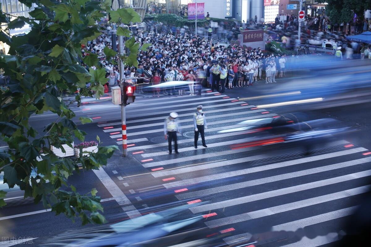 的人流就可以在慢门拍摄的作用下消失,从而拍出较为干净的照片效果