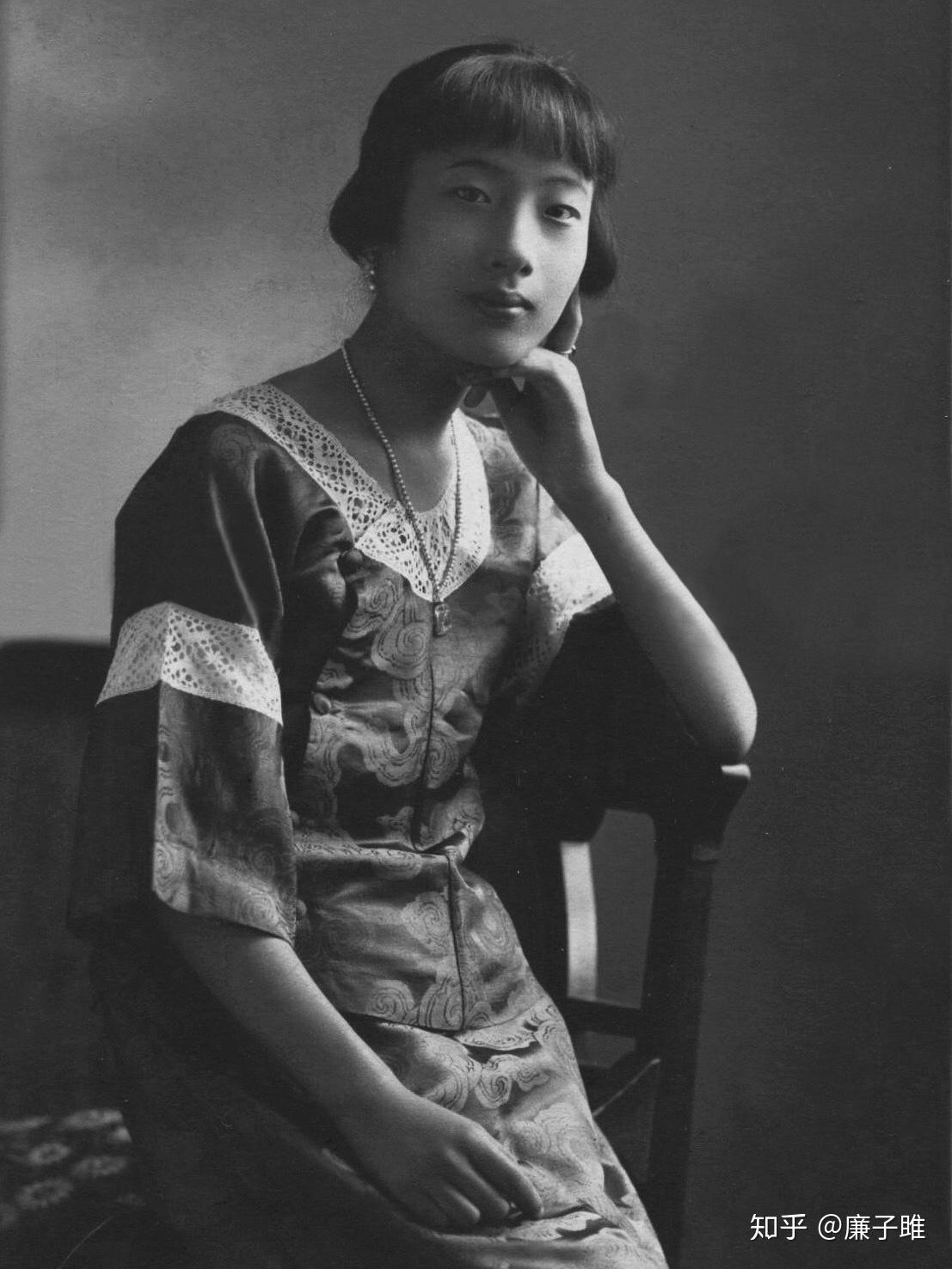 1920年代初期,三位时髦女郎皆穿废领袄裙,领口作马蹄领,方领,圆领.