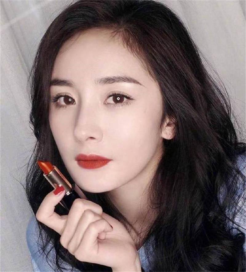 土到极致的玫紫色口红圈里也只有刘亦菲能驾驭了
