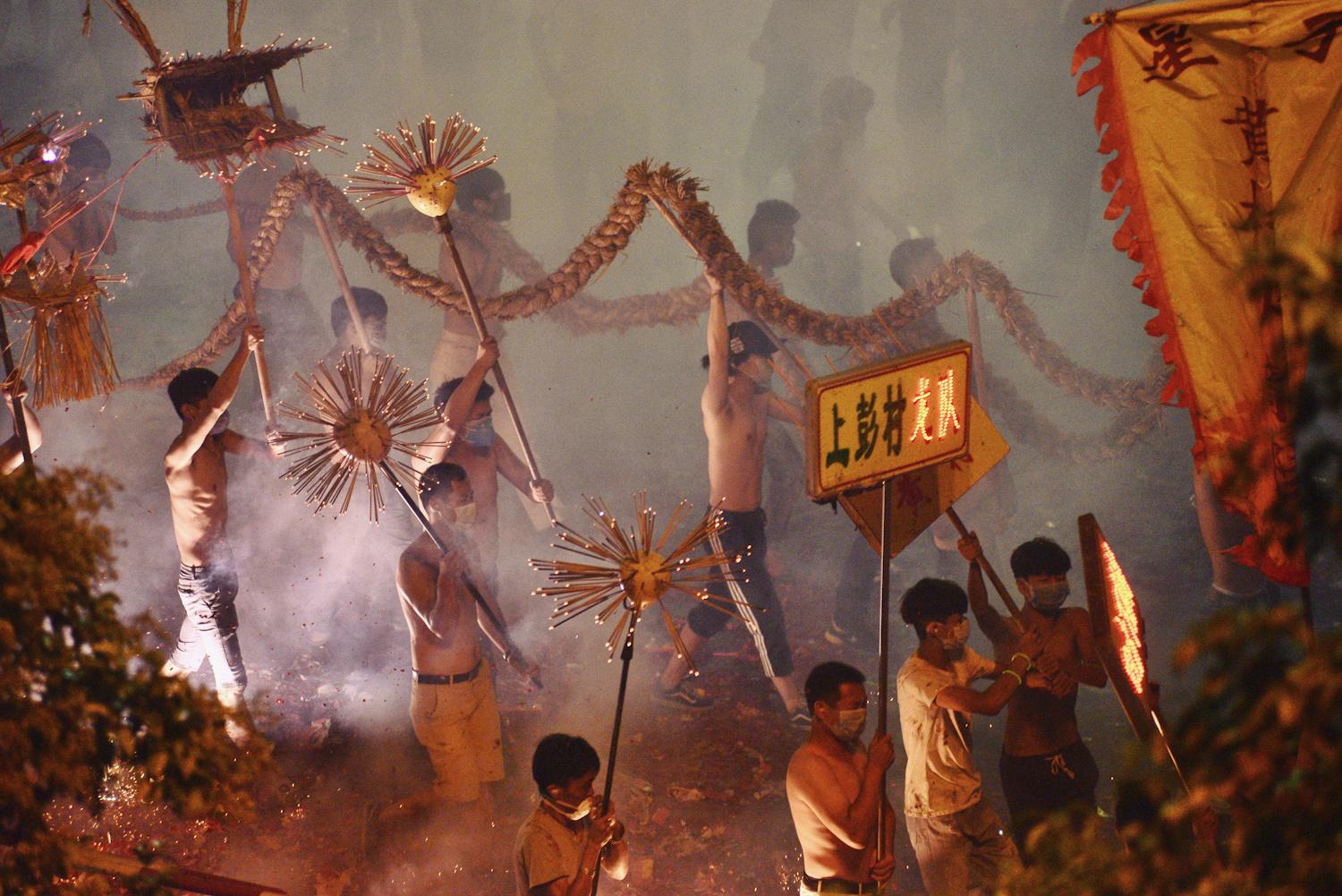 烧龙灯炮打舞龙者的暴力狂欢