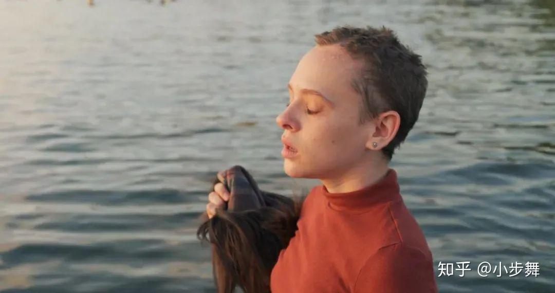 改编自deborah feldman的半自传体《异端:摆脱哈西迪出身》.