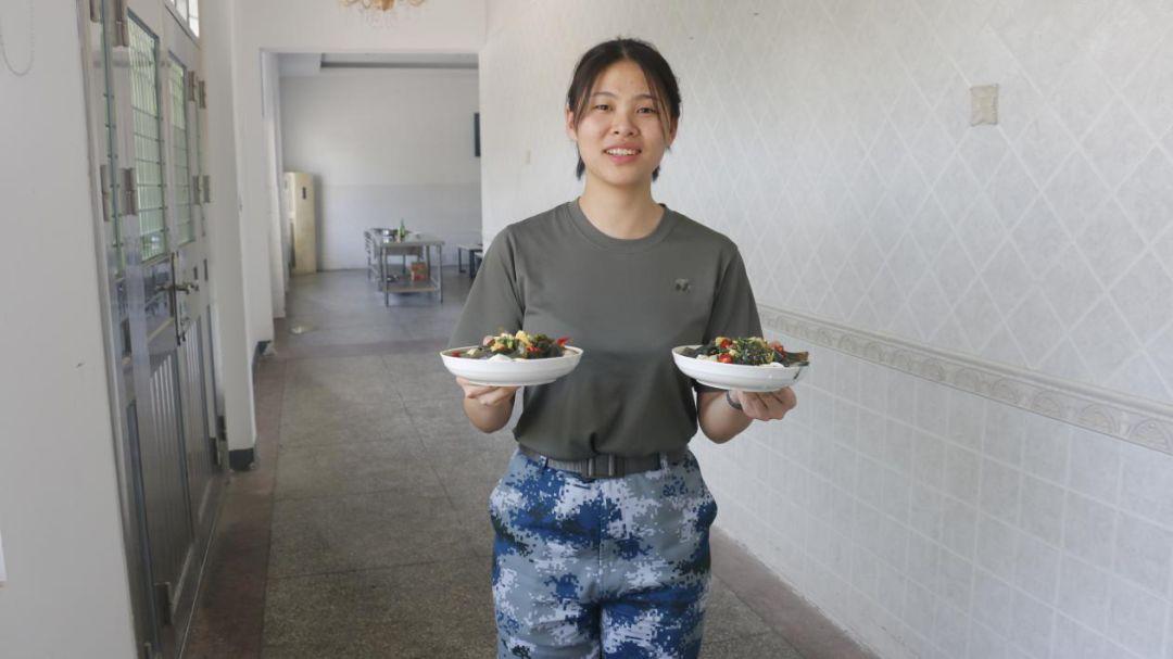 空军女兵吃饭伙食图片图片