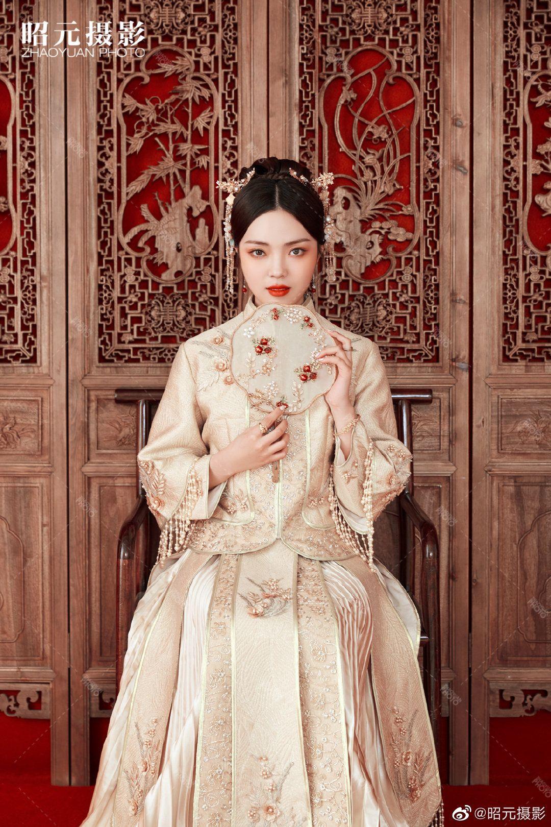 在颜色的选择方面:秀禾服通常选用红色和香槟色,随着改良发展还有许多