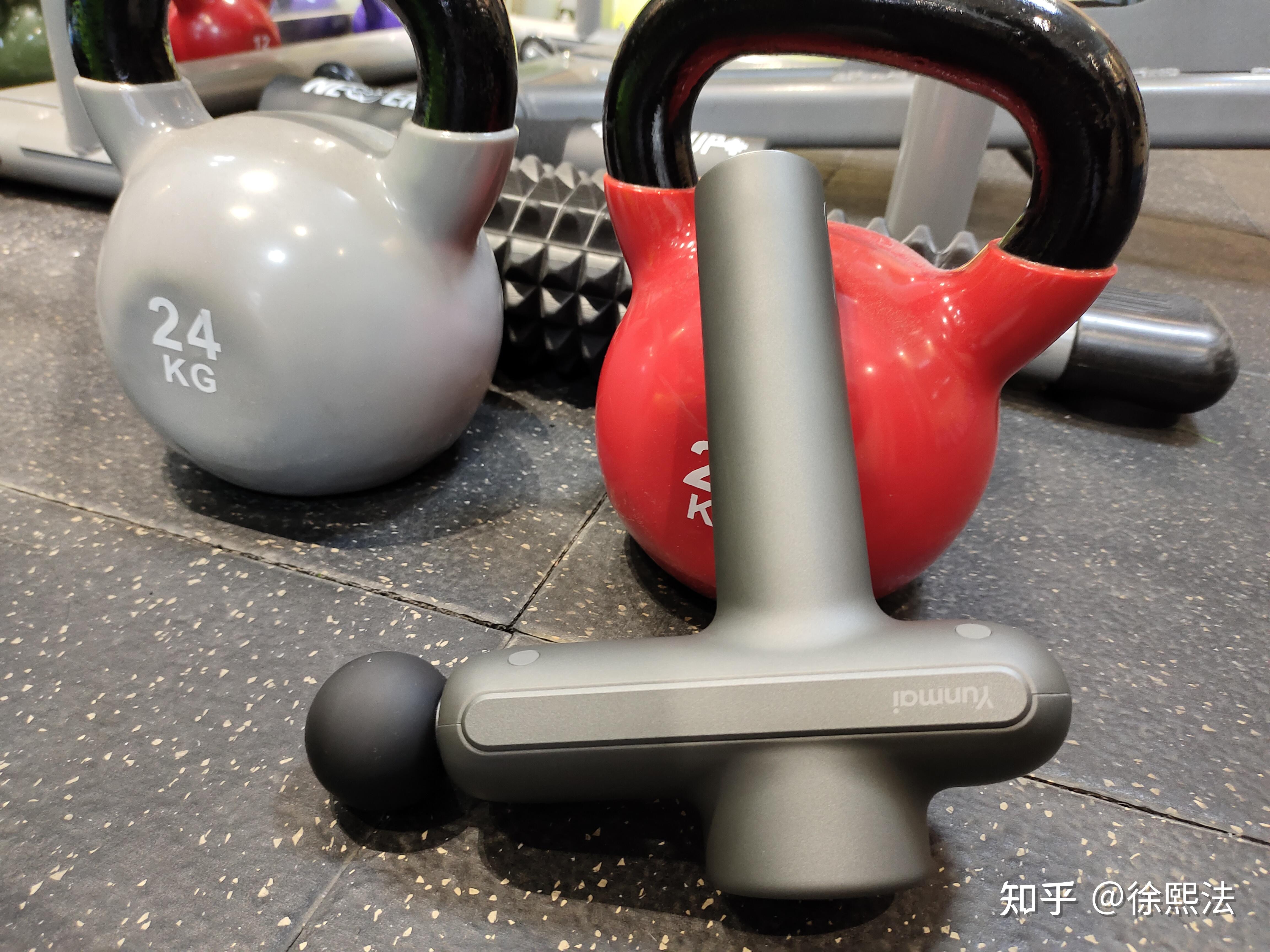 筋膜枪来源于"深层肌肉放松仪",有文献显示用振动的