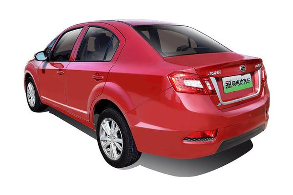 速达sa01bc 首批出口德国的速达sa01bc纯电动汽车是一款三厢紧凑型车