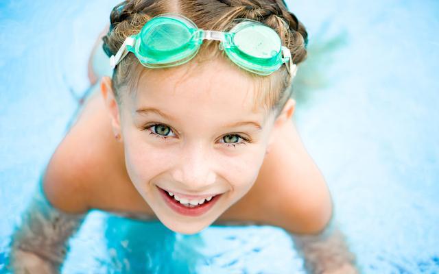 婴幼儿游泳课并非学泳式,而是学自救