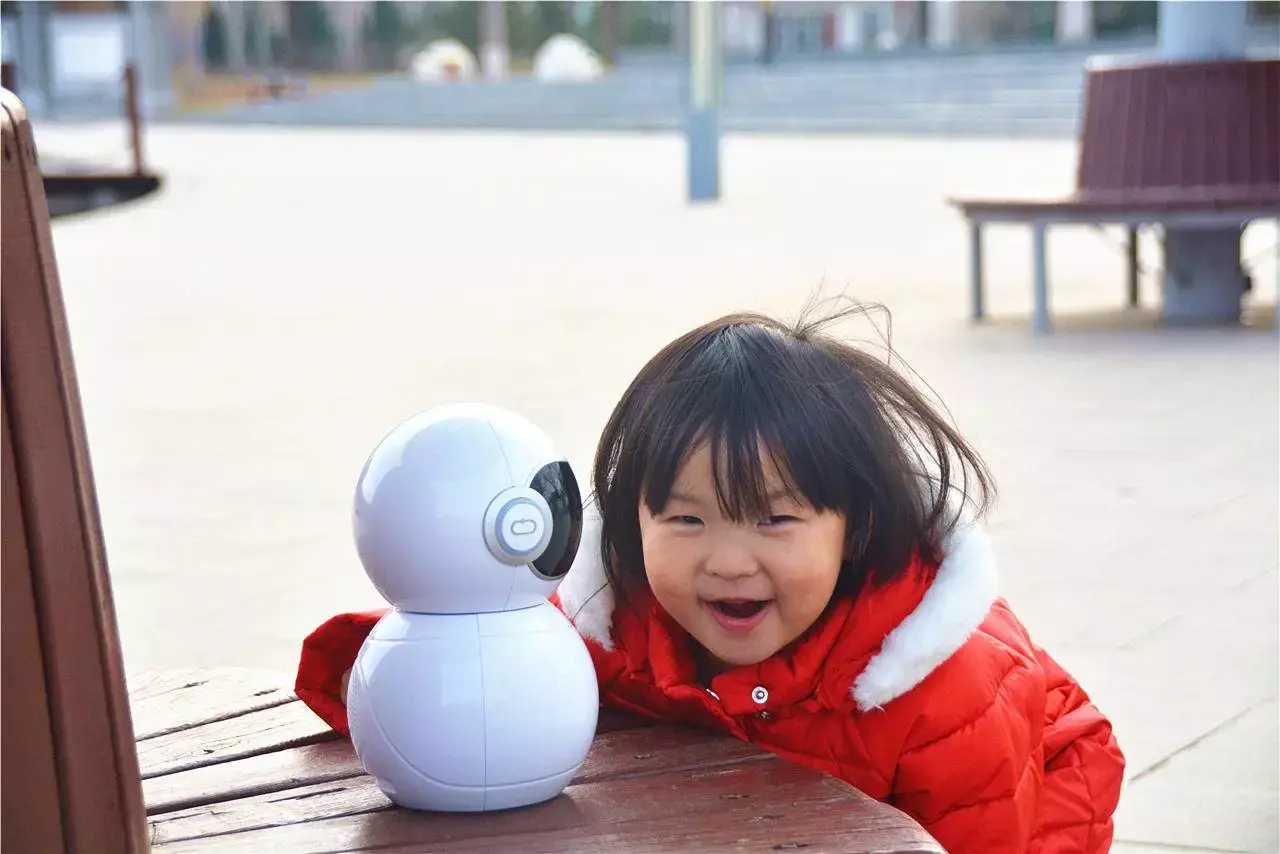 随时随地互动让爱零距离贝贝礼智能机器人
