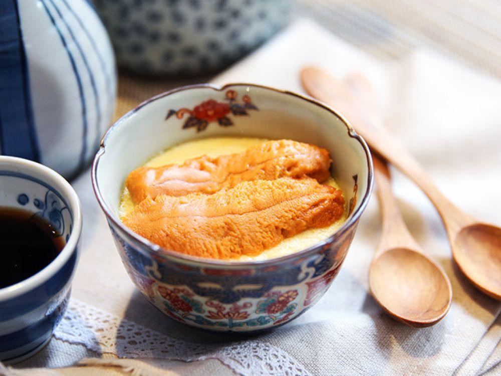 游客在三亚吃海胆蒸蛋壳还在胆没了这季节的海胆真的太瘦