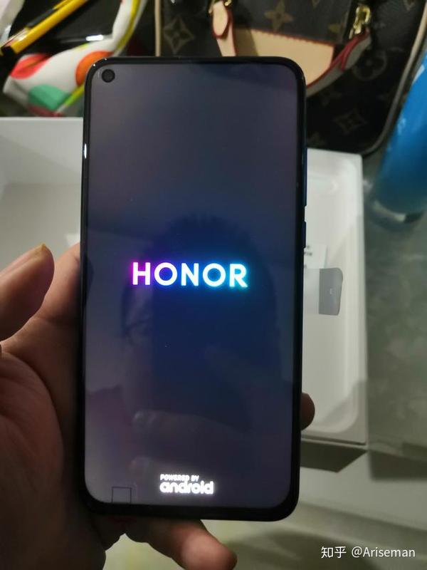 开机,全新的大写honorlogo,背景也换了,原来v10背景是蓝色的