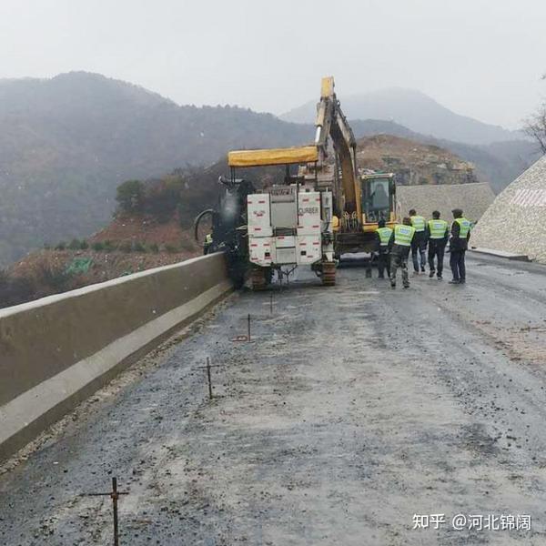 边沟滑模施工（混凝土边沟滑膜机）-图3