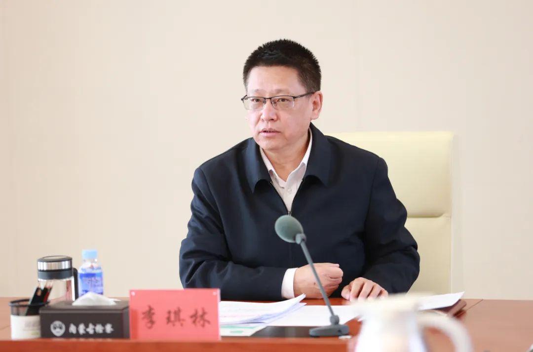 自治区检察院党组书记,检察长李琪林主持会议并讲话,机关副处