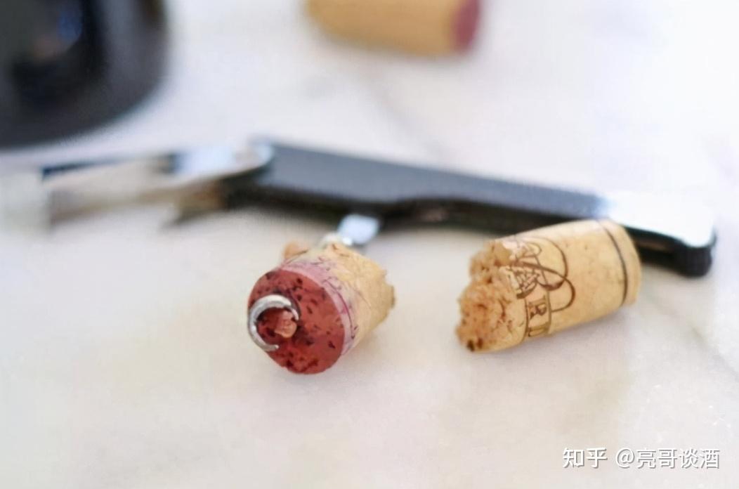 开红酒时，如果木塞突然断了怎么办？其实非常简单，看完涨知识 - 知乎