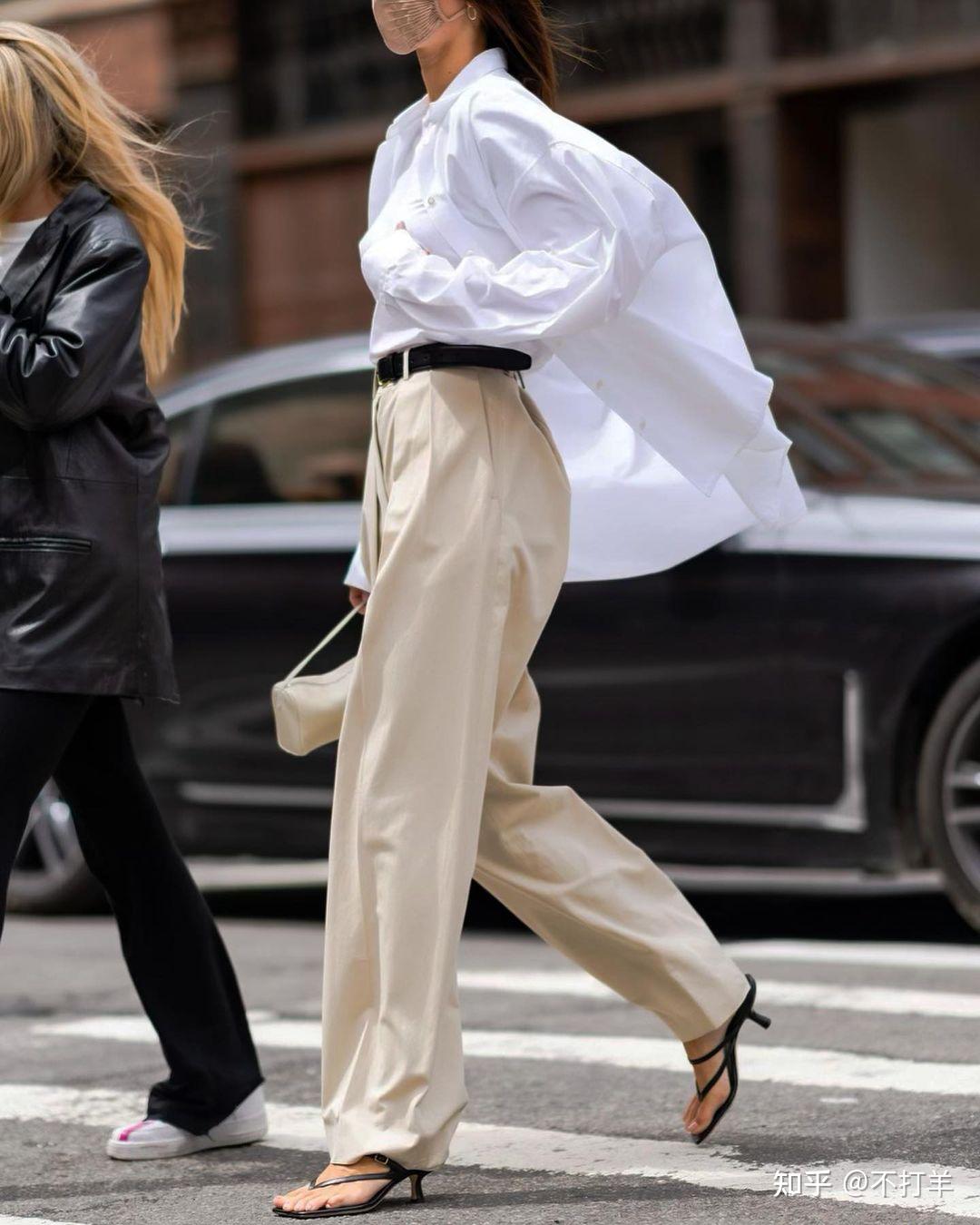 look 1:超大oversized白衬衫 卡其色阔腿裤 系带高跟鞋肯达尔·詹娜