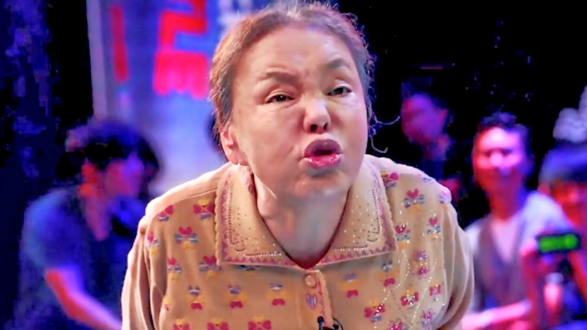 老太太靠骂人成为了一名网红人人都希望她能来骂自己