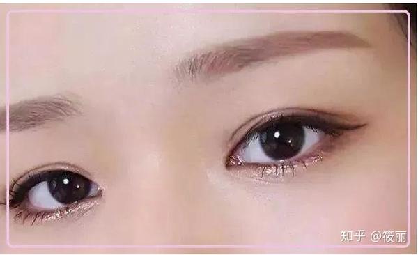 内眼线是顺着睫毛根部一点点