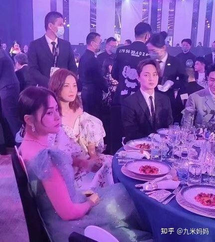 群星荟萃2021时尚芭莎慈善晚宴共募得善款1023万元真不少