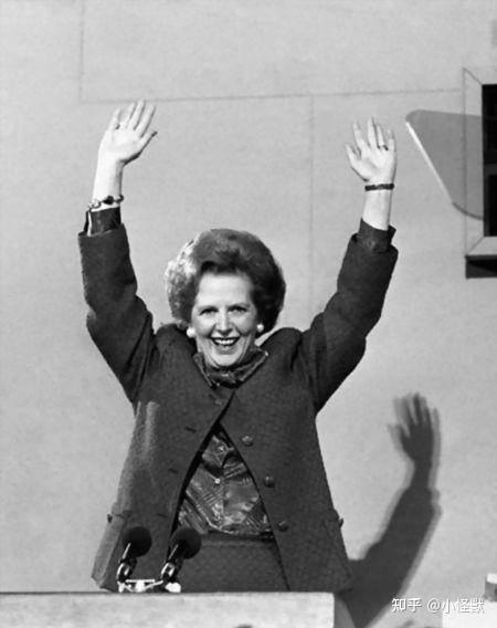 于是,孩子们才出生两个星期,撒切尔夫人就马不停蹄地投入到工作中,到