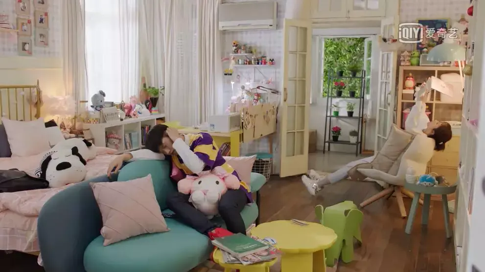 女孩子的东西就是多,但佟年的房间却给人一种"杂而不乱"的感觉.